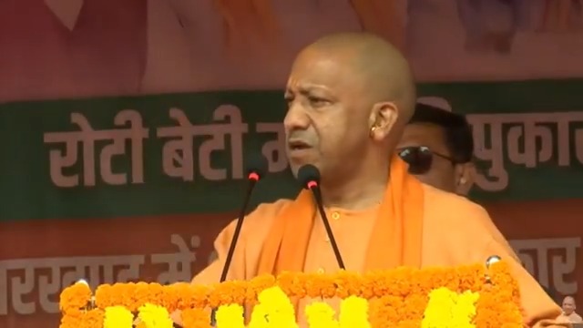 जिस प्रकार की घुसपैठ ये लोग करा रहे हैं... अगर ये डेमोग्राफी चेंज हुई तो आज यह लोग यात्रा रोक रहे हैं... आने वाले समय में घरों के अंदर आपको घंटी और शंख भी नहीं बजाने देंगे...
