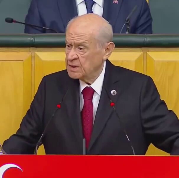 Bahçeli Erdoğan’ı iktidarda tutabilmek tekrar cumhurbaşkanı yapabilmek adına her türlü tuşa basıyor ve ısrarla Öcalan’ın muhatap almayanlara ateş püskürüyor Türkiye gerçekten ne yaşıyor ? Hatırlarsınız daha önce de Öcalan’ı dinlemeyen HDP’ye kızmıştı