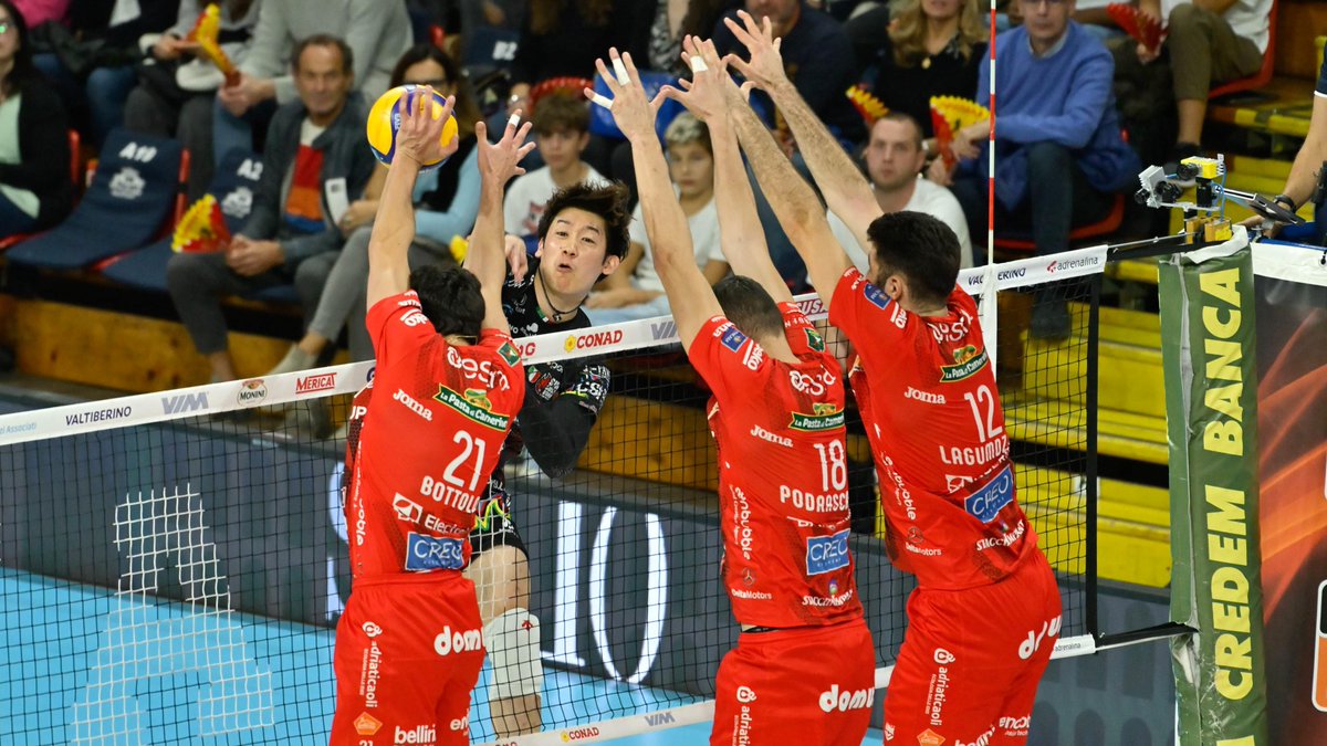SUPERLEGA 🇮🇹: YUKI ISHIKAWA 🇯🇵 The outside hitter played a crucial role, scoring 21 points and earning MVP honors as Perugia made a thrilling comeback to defeat Civitanova in five sets in Round 6 of the #SuperLega. 🔥 🏐 #Volleyball #Pallavolo