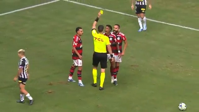 ⚠️ Esse é o lance em que Bruno Henrique, do Flamengo, teria forçado o cartão para beneficiar familiares com apostas. O jogo é Flamengo 1x2 Santos, em 1 de novembro do ano passado. 🗞 | 🎥 ge