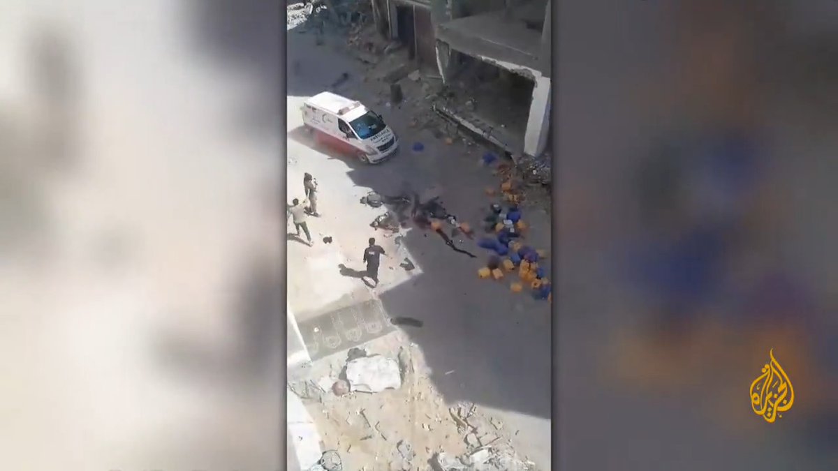 بسبب انقطاع الاتصالات والإنترنت في شمال القطاع.. #الجزيرة تحصل على مشاهد مروعة التقطت منذ أسبوعين توثق استهداف مدنيين فلسطينيين كانوا يصطفون لتعبئة المياه في مشروع بيت لاهيا #حرب_غزة #الأخبار