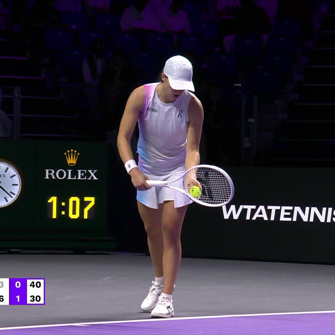 Iga Swiatek hits an ABSURD volley against Coco Gauff at the WTA Finals in Riyadh. Coco came up with a nice forehand on the run. But Iga hits a perfect angled drop volley to win the point. Jaw-dropping skill to pull this off. 🇵🇱🤯