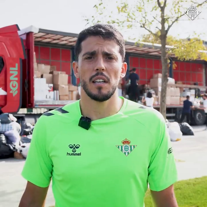 ¡Apoyemos todos a nuestros vecinos de Valencia! 💚 Participa con la Fundación Real Betis aportando material humanitario o haz tu donación en 🤗 ¡Sigamos demostrando la solidaridad verdiblanca! 🙌