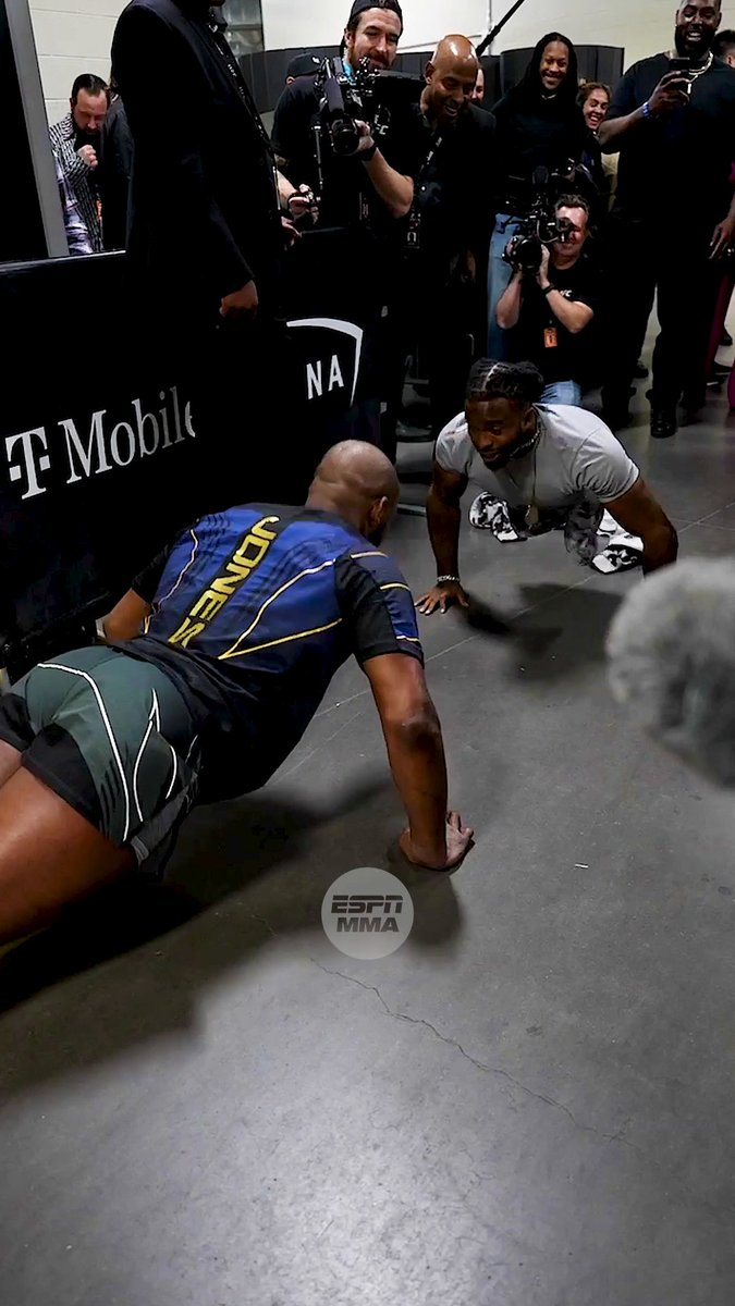When Jon Jones did a push-up challenge with Zion Clark after winning the heavyweight title 💪 #UFC309