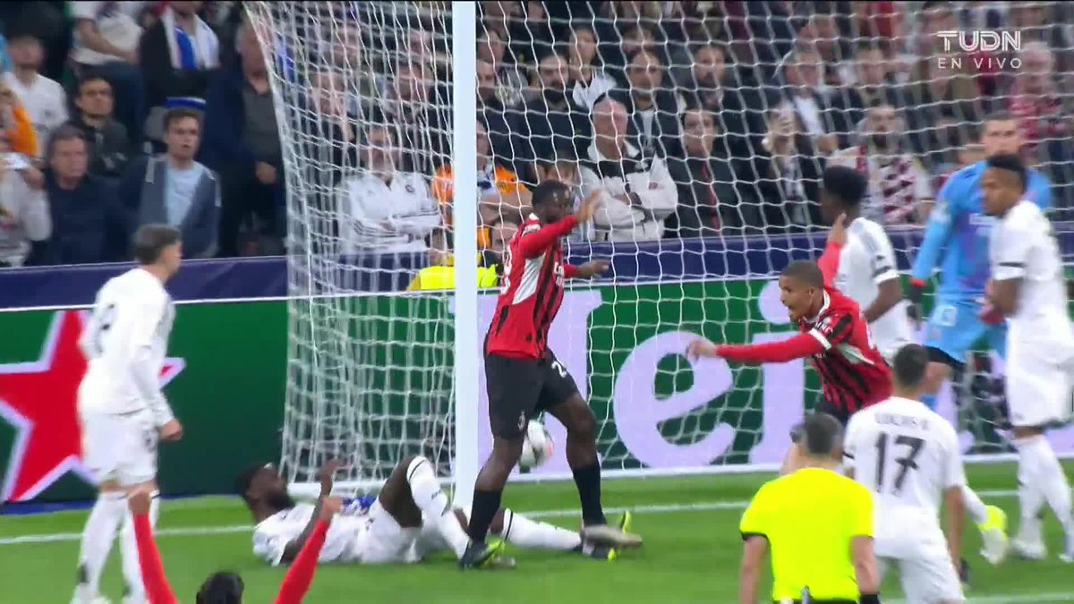 CHRISTIAN PULISIC WITH A BEAUTIFUL CORNER KICK ASSIST TO THIAW!!! AC MILAN ARE 1-0 UP ON REAL MADRID AT THE BERNABEU 🔥