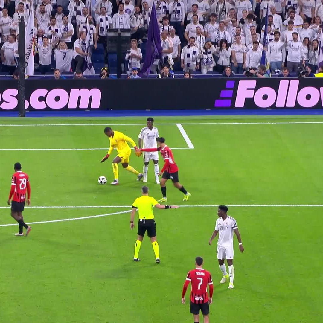 Vinicius Jr. geht zu Boden, weil Maignan ihm auf den Fuß tritt 🤔 #DAZNmoment #UCL
