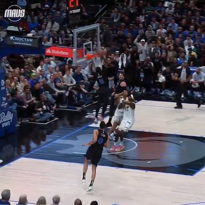 Kyrie catching the lob from Luka 🤯
