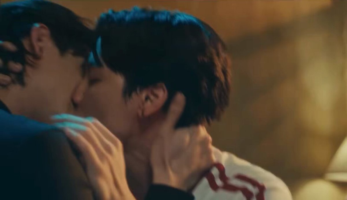 นี่ว่าคิสซีนนี้แจ็คคุมเกมนะ คือจังหวะแรกอ่ะ โจ๊กจูบเอาแต่ใจมาก มันอัดอั้นจริง แล้วแรงเจอแรง แจ็คก็ไม่ได้ถอย มันดันสู้จนโจ๊กมันหอบแล้ว แจ็คถึงผละออกแล้วจับหน้าเป็นเชิงบอกให้ใจเย้นน้าเบบี๋ ดูสิ้หายใจไม่ทันแล้วเนี่ย คือถ้าสู้ต่ออ่ะแจ็คไหวแน่ แต่โจ๊กมันหอบแล้วโว้ย รอบสองมันเลยช้าแต่ดีพมาก จังหวะมันลงตัวไปหมด (แต่ลืมลงกลอนประตู) เอ่อ เอาเถอะ ดูมาสามวันละไม่จบสักที กุไปตอนอื่นไม่ได้เลยเนี่ย