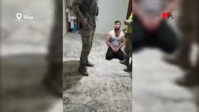 POLİS ÇOCUKLARI BULAMAYINCA BABALARINI GÖZALTINA ALDI Riha’da evlere baskın düzenleyen polisler, haklarında gözaltı kararı olan 2 kişiyi bulamayınca babalarını darp ederek gözaltına aldı