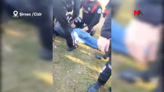 🔵 Şırnak Cizre’de bir grup, polise karşı geldi. Polise "Terörist olsaydı" diyen şahısa, polis, "Teröristse sıkarız" diyerek gereken cevabı verdi.