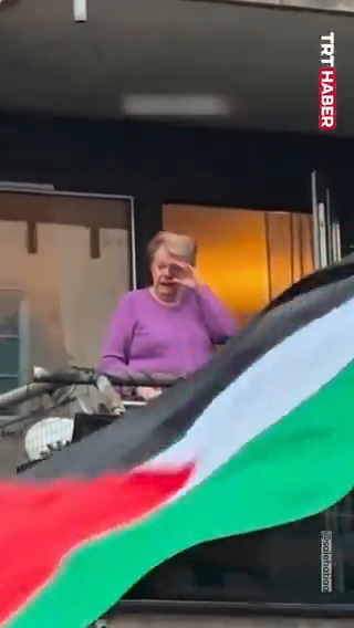 Filistin’e destek yürüyüşüne şahit olan Norveçliler gözyaşlarını tutamadı.