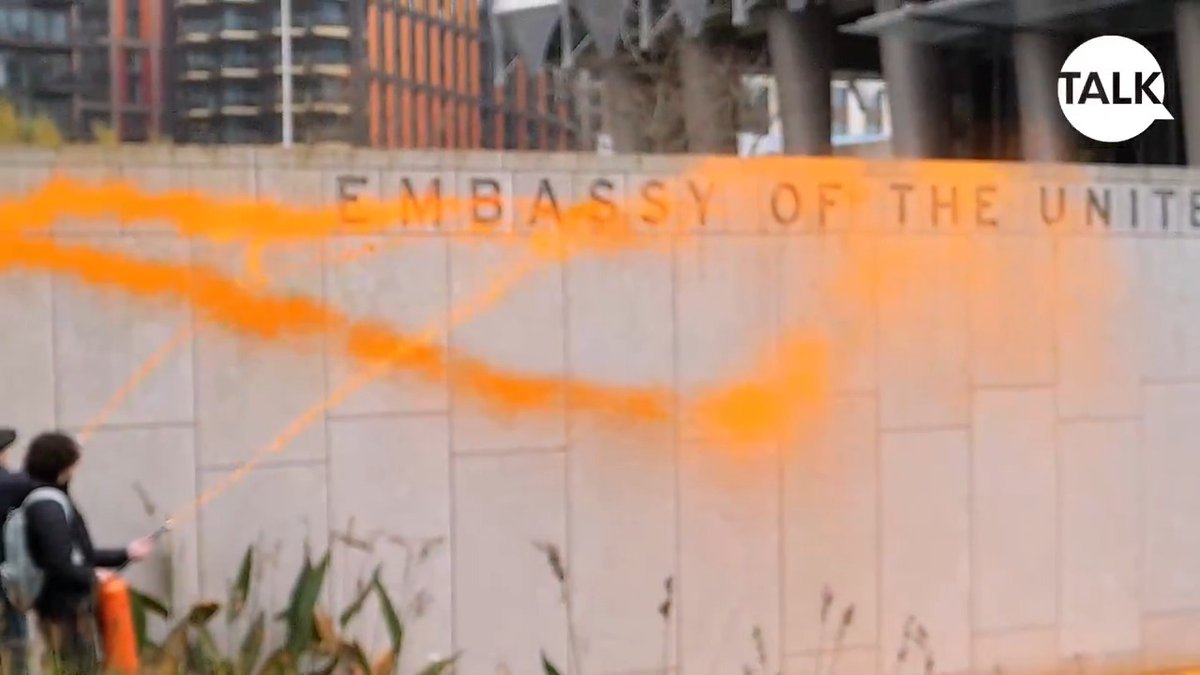 🚨🇬🇧JUST STOP OIL SUPPORTERS PAINT LONDON'S U.S. EMBASSY ORANGE AFTER TRUMP'S ELECTION WIN