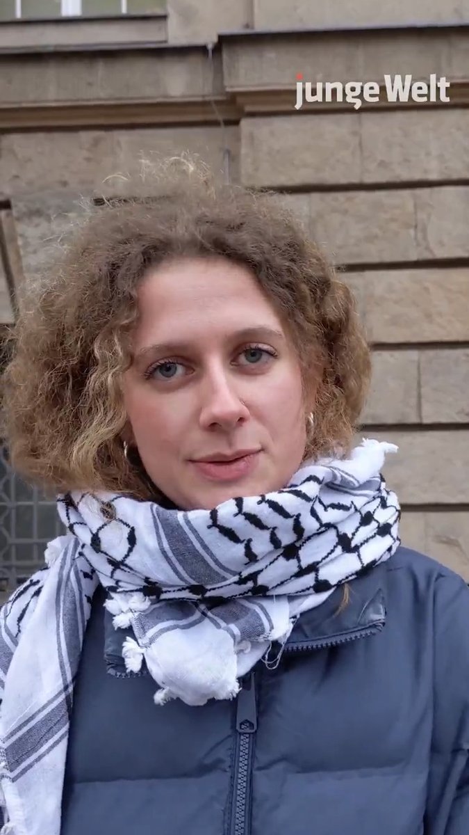 »Wir stehen fest an der Seite des palästinensischen Volkes.« Verfahrenseinstellung im heutigen Prozess gegen Besetzer der FU Berlin vor dem Amtsgericht Tiergarten. Sofia W., angeklagt wegen Hausfriedensbruch, äußert sich dazu ggü. unserer Kollegin Annuschka Zak. #b0611