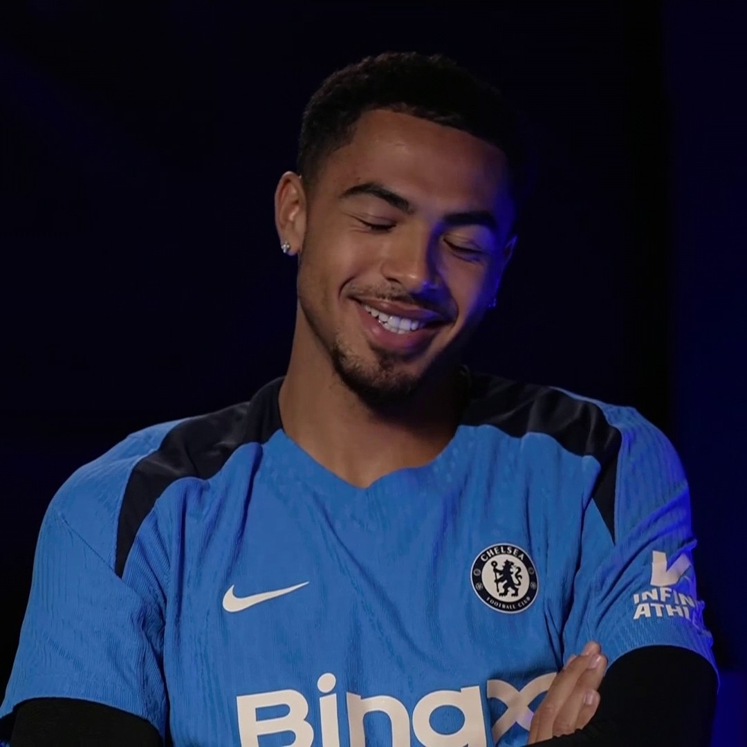 "I'm like a little kid when I get around him!" 🐶 Levi Colwill says he is happier this season commuting from home in Southampton 🏠