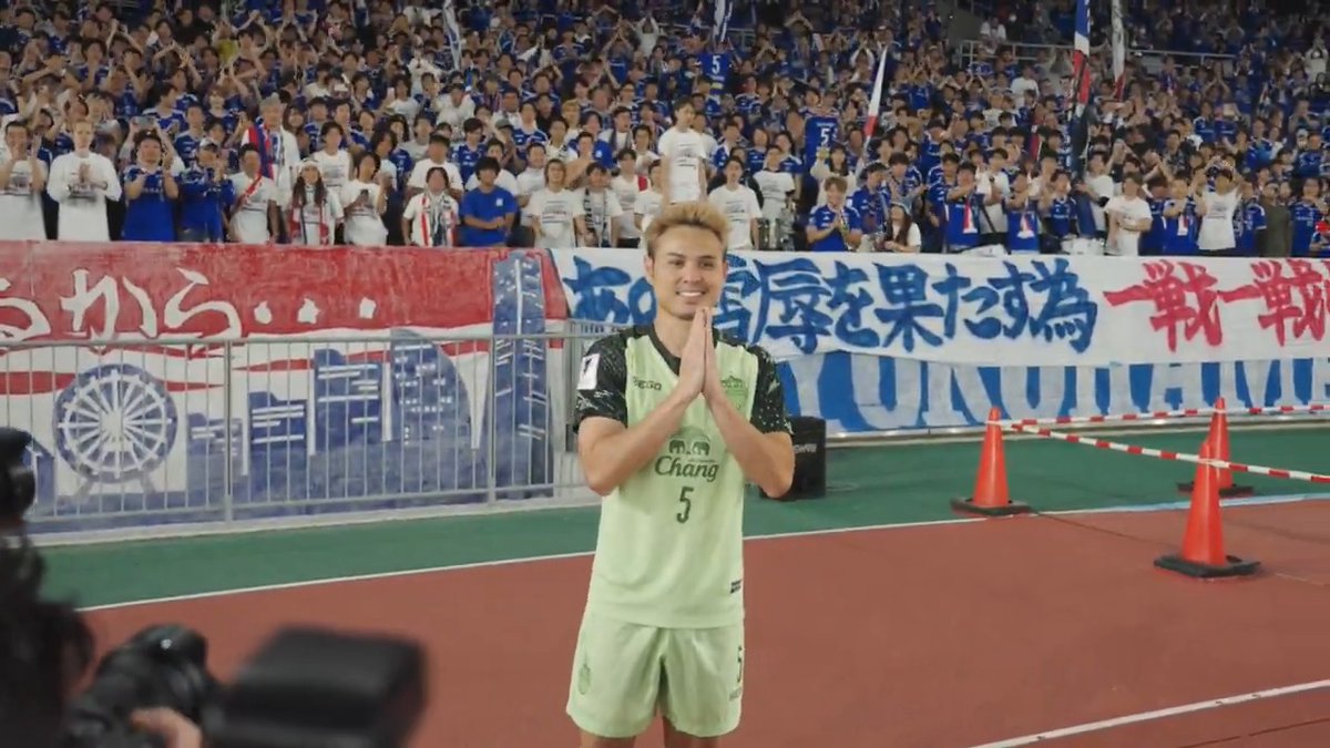 2019~2021年までクラブに在籍した #ティーラトン 選手が、約3年ぶりに横浜に帰ってきました✨⚓ 試合後にはファン・サポーターへ挨拶👏 2019年のJ1優勝メンバーとも久々の再会! #fmarinos #ACLElite