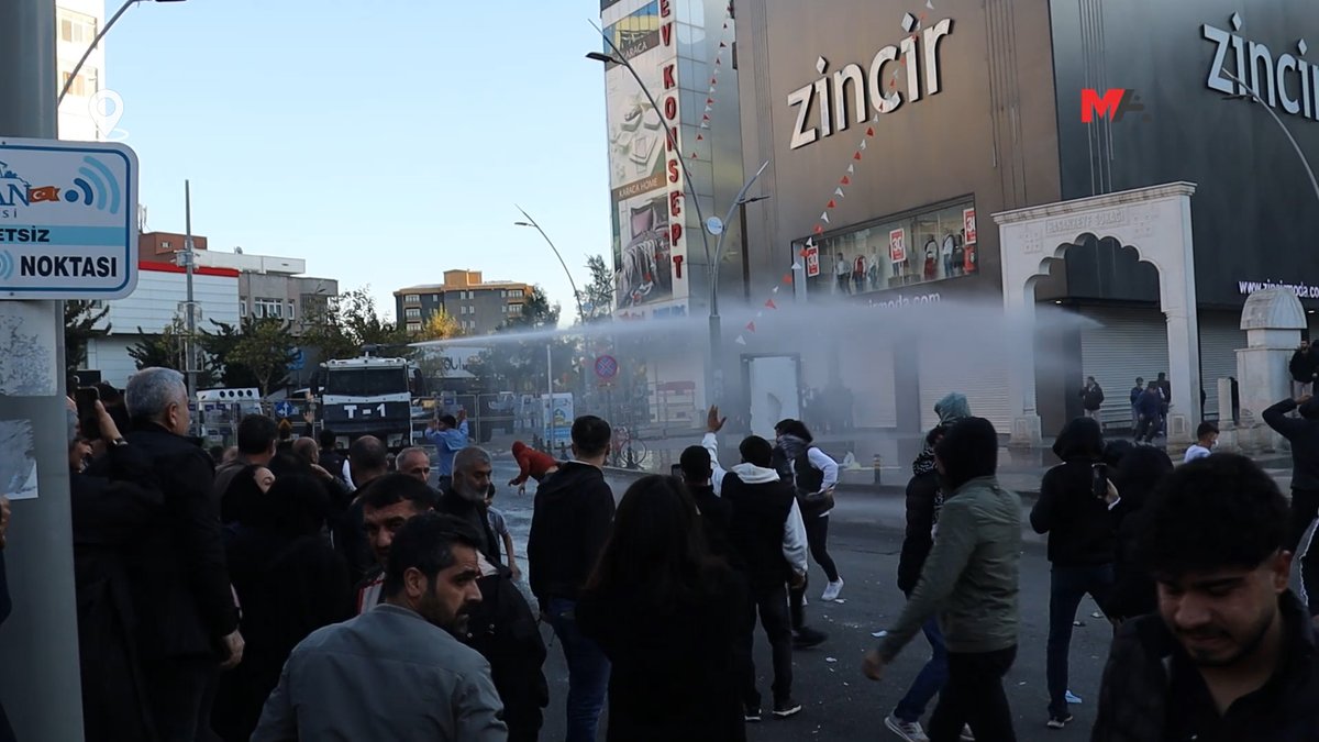 🔵 Batman’da polise saldıran örgüt mensuplarına, TOMA müdahale ediyor.