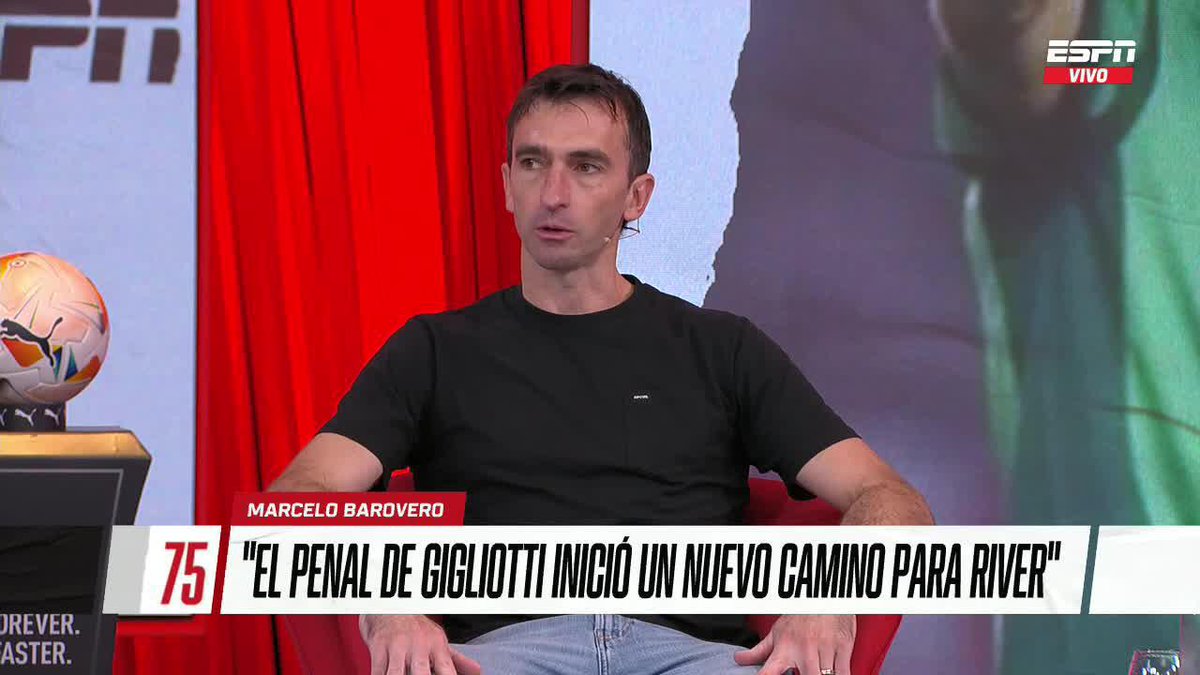 El hombre que pintó de verde tribunas rojas y blancas, y que en esa escena que describe con la inteligencia de un sabio y el aspecto de un oficinista provocó el grito más grande que recuerde en el Monumental que no haya sido un gol. Amor eterno a este tipo