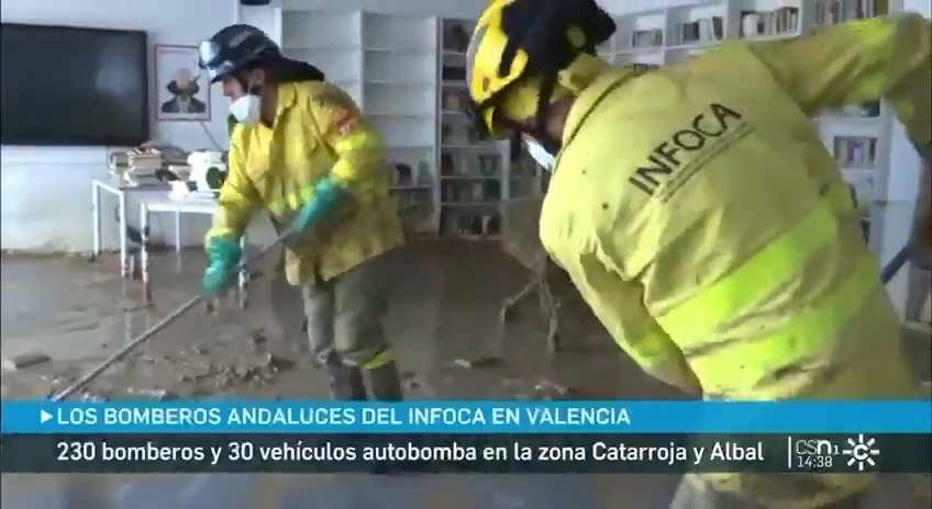 🥰Muchas de las manos que ayudan en la tragedia tras el paso de la #DANA son andaluzas. 💛Van de amarillo y en Valencia se han convertido en verde esperanza. 💚Son profesionales del EMA INFOCA que estos días han quitado el barro, pero que han dejado huella.