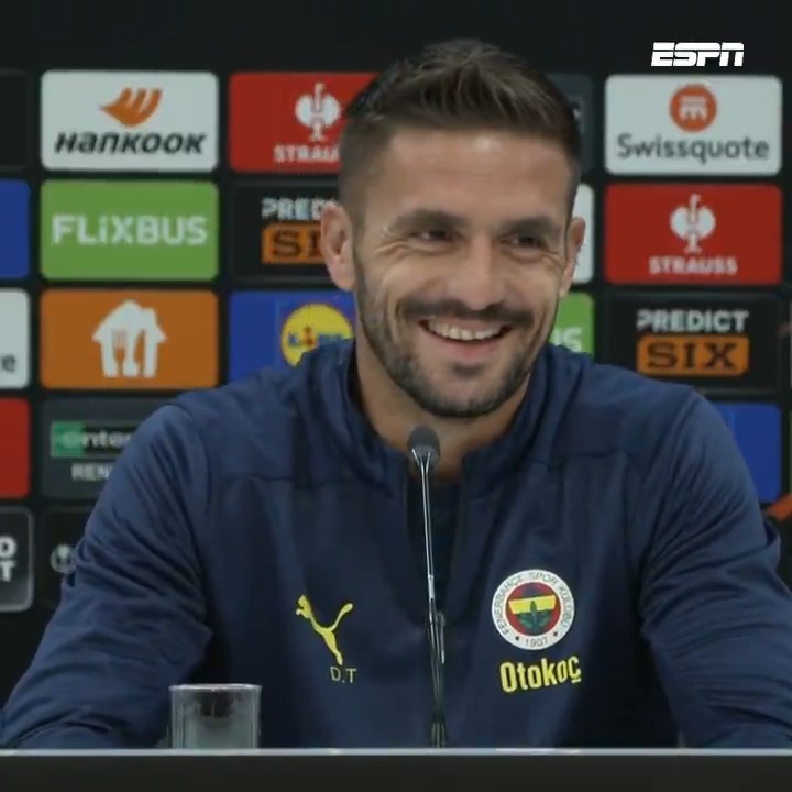🎙️ Dusan Tadic is in vorm op de persconferentie: "Ik hoop dat zij kunnen 'Pak schaal'" 😂 #azfen