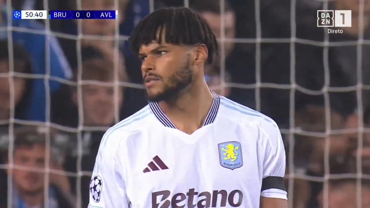 Parou o cérebro a Tyrone Mings.