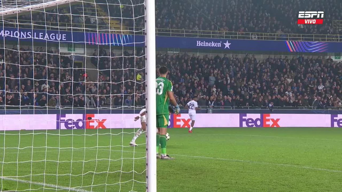 “Dibu Martínez” Porque le dio un pase a un compañero que protagonizó el penal más estúpido en la historia de la Champions: ahora el Brujas le gana 1-0 a Aston Villa por ese error.