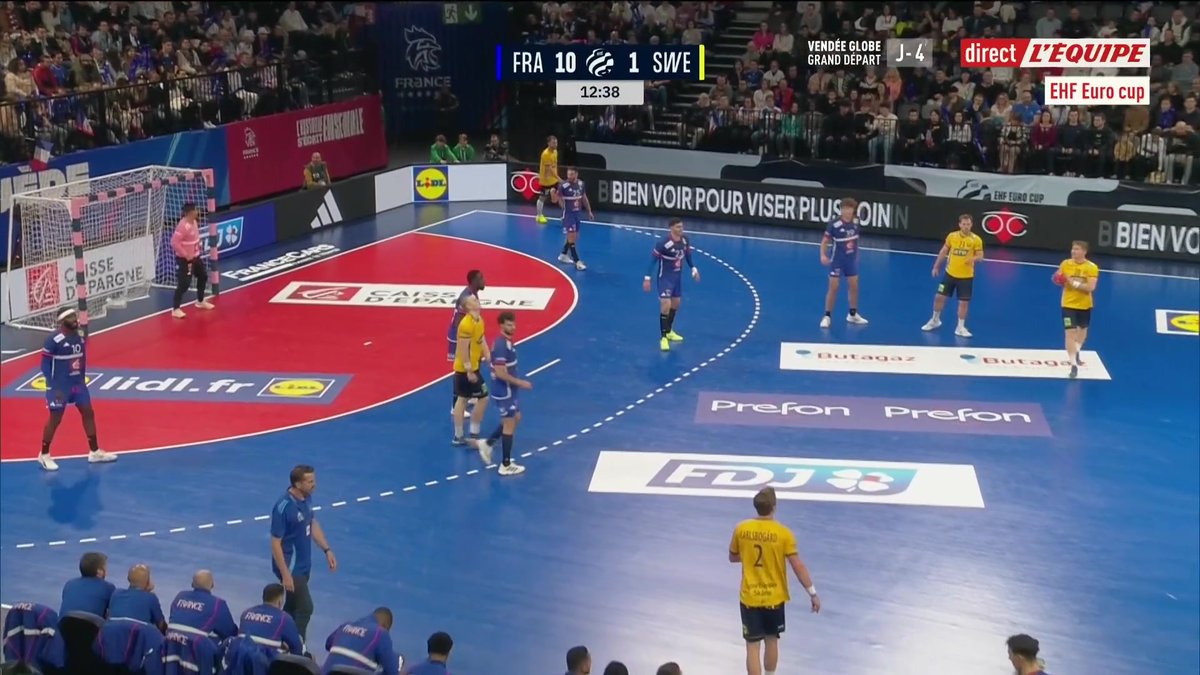 🤾♂️ La magnifique roucoulette d'Hugo Descat ! Suivez en direct sur la chaine L'Équipe le match d'Euro Cup des Bleus face à la Suède : #lequipeHAND