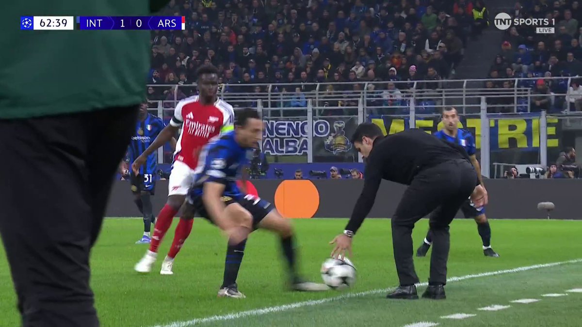 Arsenal manager Mikel Arteta is booked for handling the ball while it was still in-play 🟨😳 📺 TNT Sports & discovery+ UK