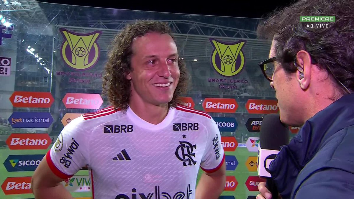 "Eu falei para o Marlon (do Cruzeiro) que a bola ia passar por fora. Aí ele andou, eu vi o espaço e bati a falta." 🎙️ David Luiz, sobre o gol da vitória do Flamengo sobre o Cruzeiro. 🎥 Premiere | ge