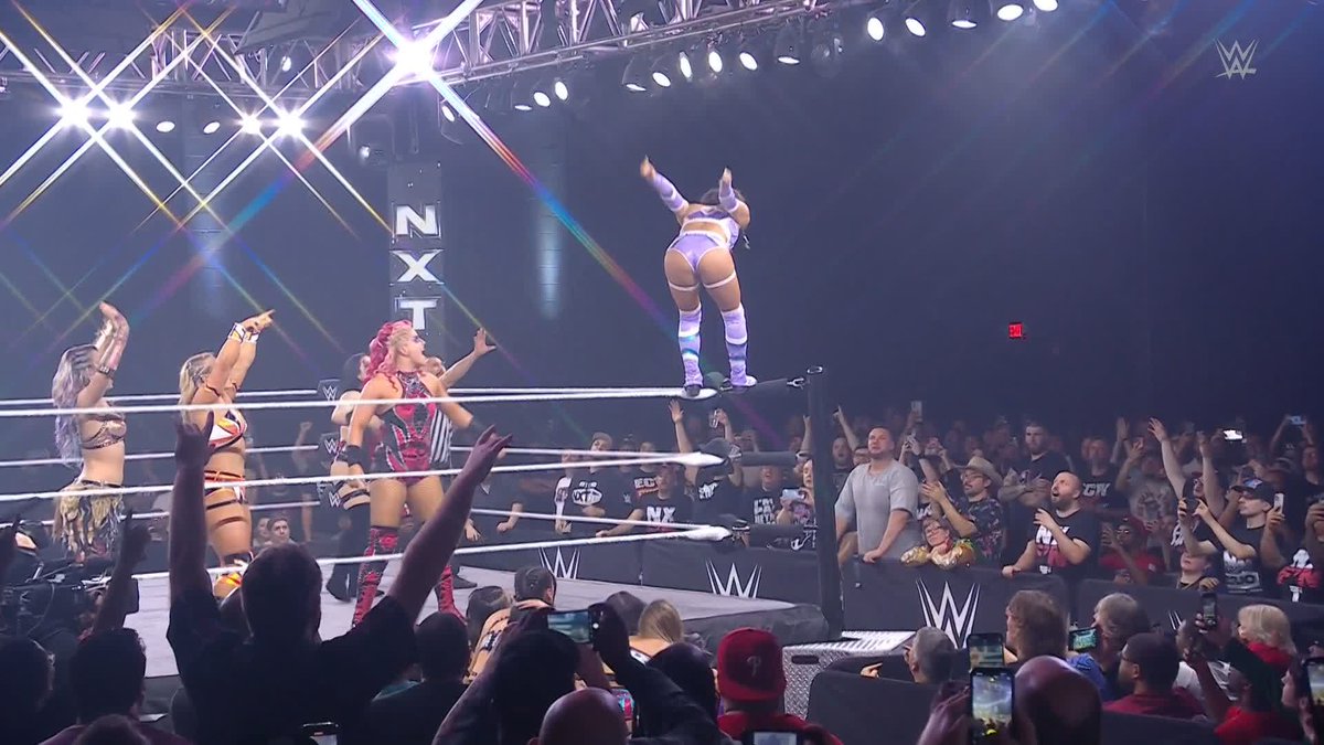 HERE WE GO! This match has turned into absolute chaos!!! 🔥 #WWENXT