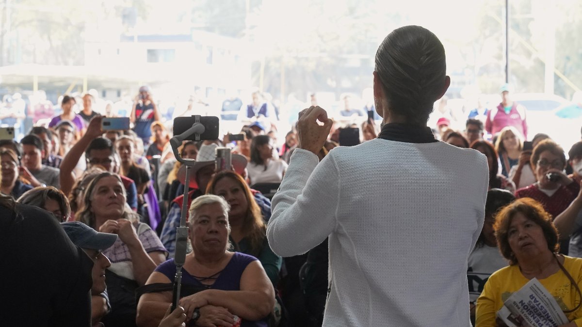 En visita sorpresa a Iztapalapa, Ciudad de México, reafirmamos que la Pensión Mujeres Bienestar y todos los programas sociales son parte de la Cuarta Transformación, al igual que la vida democrática del país. En 2025 elegiremos a las y los integrantes del Poder Judicial; ahora el pueblo cuenta.