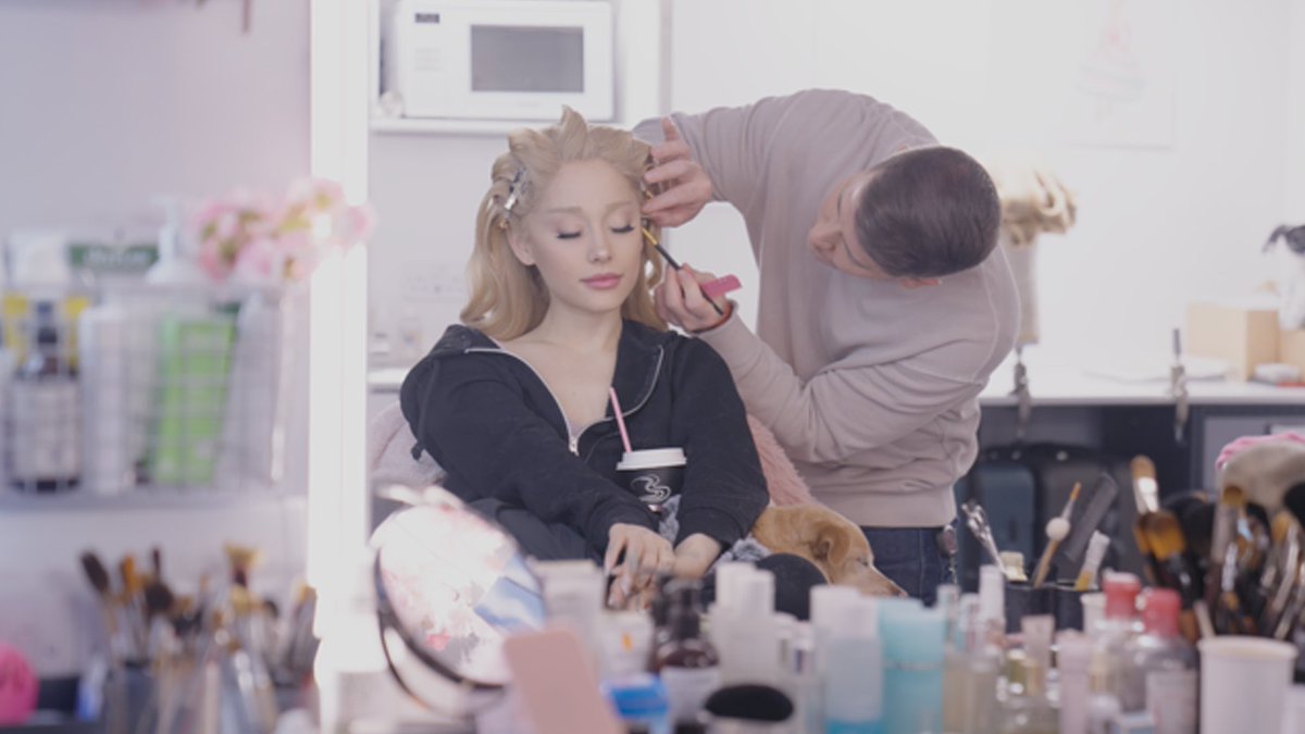 Get ready with Ariana Grande as she gets Galindafied! 🩷🫧
