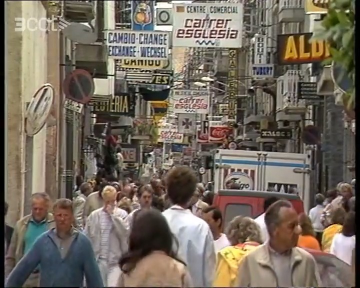 L'any 1989 es va fer una campanya per sensibilitzar els milions de turistes que arribaven a Catalunya sobre la identitat lingüística i cultural catalana. La campanya consistia en la publicació d'un vocabulari bàsic en català per a turistes estrangers. "TN vespre" de l'any 1989