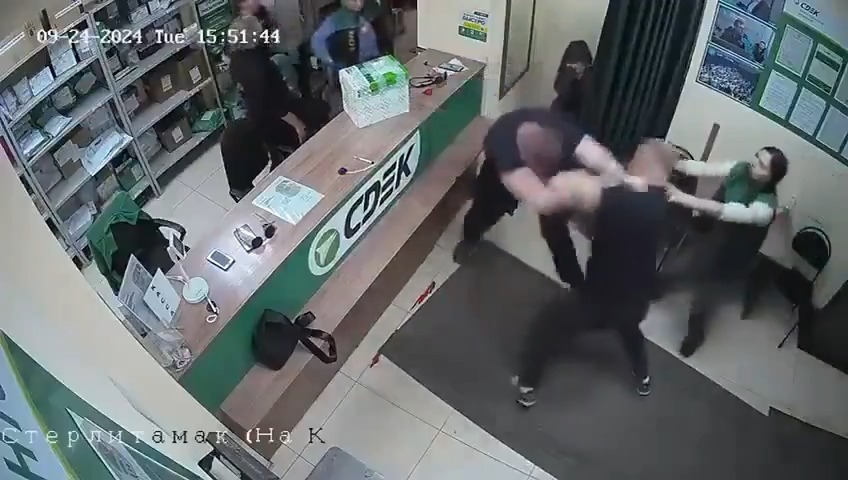 1. I think the guy who wins may have a tramp stamp 💮 2. Always good to see folks shake hands after a good brawl 🤝🏽 3. In America, no one wins a street fight. In Russia, some do... #lessons #fight #shakehands #TrampStamp