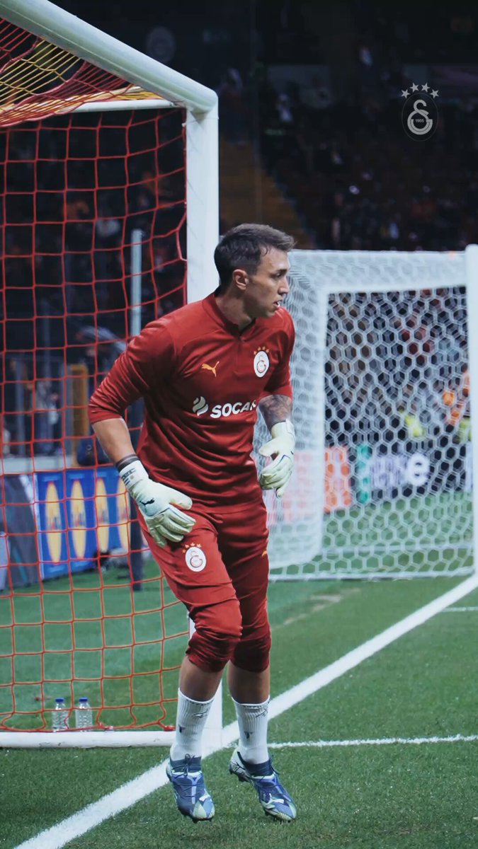 🧤 Kalecilerimiz ısınmada. #GSvTOT #UEL