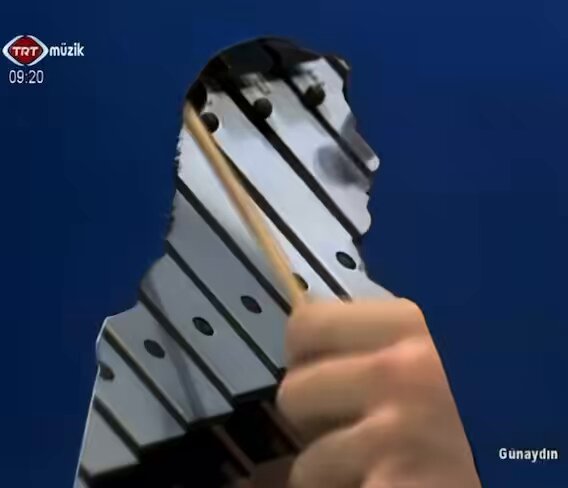 20. yüzyılın ikinci yarısının o çorak ortamında Barış Manço’yu çıkarmış bir milletten ümit kesilmez. Nitelik her zaman niceliği yener. Bazen biraz uzun sürse de…