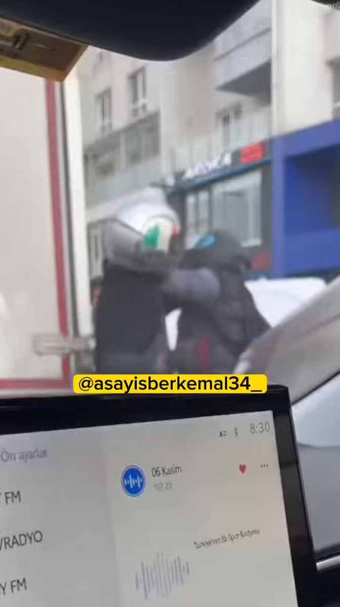 Esenyurt’ta 2 motorcu arasında yumruklu ve kasklı çıkan kavgayı çevredeki vatandaşlar ayırdı. 📌Esenyurt bugün yine coştu.