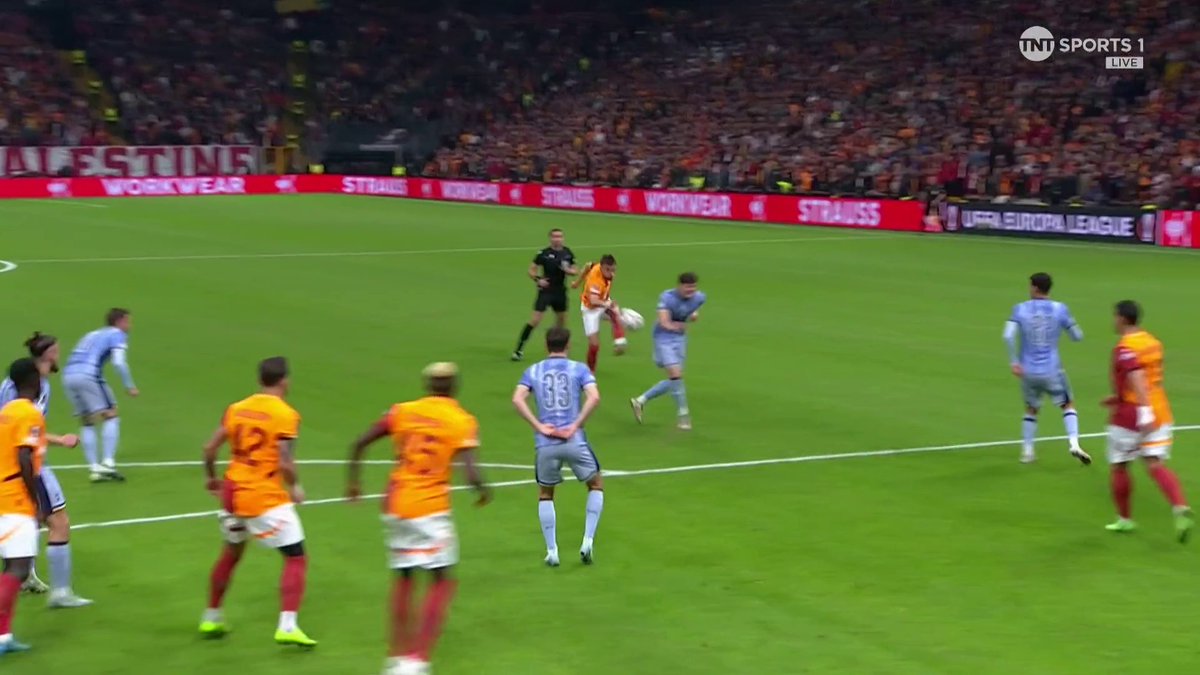 What a strike from Yunus Akgun 🚀 Galatasaray take an early lead against Tottenham thanks to an absolute rocket of a finish 😱 📺 TNT Sports &amp; discovery+ UK