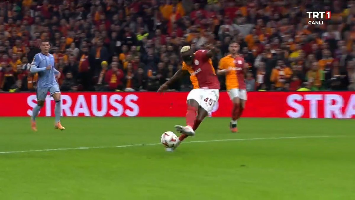 Saranin dribling ve pasa bak yok boyle topcu