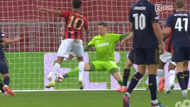 TYTON! ๐งค๐ซ Hรฉรฉrlijke reflex van de Twente-doelman โค๏ธโ๐ฅ #ZiggoSport #UEL #NICTWE
