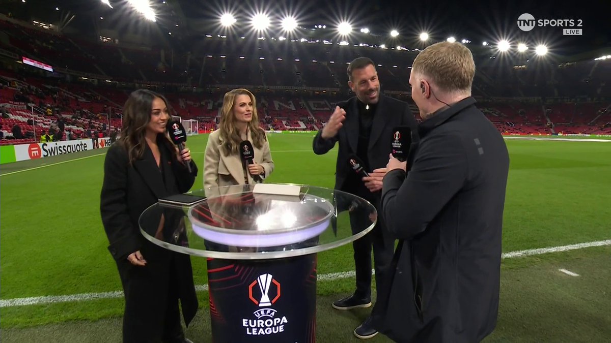 “I’m gonna check my phone now!” Ruud van Nistelrooy is fully focused on the game ahead but hopes to stay at Old Trafford under Ruben Amorim 👀 🎙 Jules Breach
