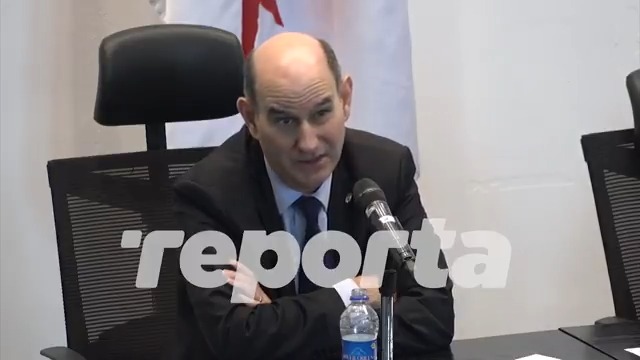 Para el ministro del Ministerio de Economía y Finanzas de Panamá, Felipe Chapman, las jubilaciones especiales en la Fuerza Pública "son insostenibles e impresentables... va a llegar un momento dado en que más de la mitad de la planilla de ese ministerio (Ministerio de Seguridad Pública de Panamá) va a ser pagando jubilaciones especiales que gente que está trabajando". Las palabras de Chapman se dieron a raíz de una consulta que le hizo el diputado Osman Gómez durante una sesión explicativa sobre el proyecto de reformas a la CSSPanama. Gómez destacó que “he visto gente que se jubila a los 30 años de servicio y siguen ganando 10 mil dólares hasta cumplir 62 años", y dijo estar dispuesto a trabajar en la modificación de las normas que las regulen. Chapman explicó que el pago de estas jubilaciones especiales no son una obligación financiera de la CSS sino del Gobierno Nacional, y tampoco es competencia del proyecto de ley recién presentado. #TReporta