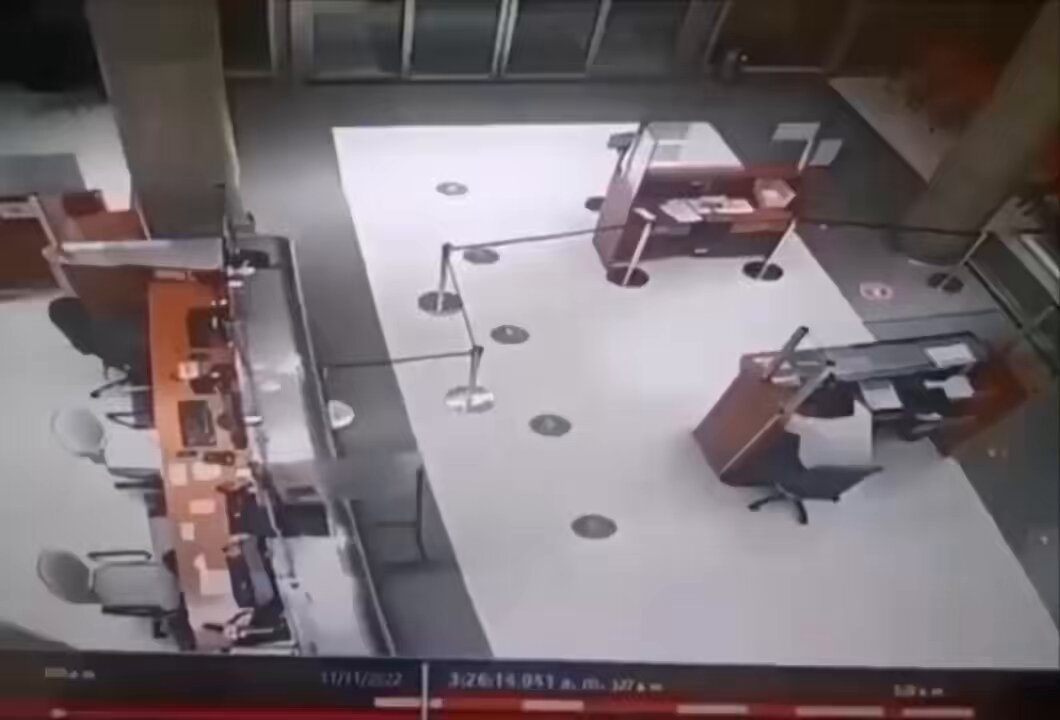 Security guard welcomes invisible guest at 3am 😨