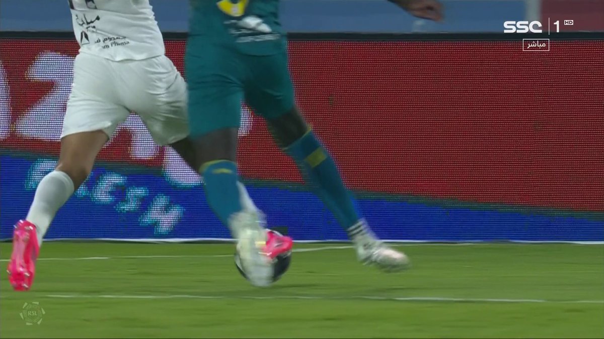 فهد المرداسي : ضربة جزاء #الاتحاد غير صحيحة يعني #الاتحاد سجل هدف توسيع الفارق وقتل المباراة من جزائية غير صحيحة لو لم تحتسب لتغريات مجريات اللقاء وإحتمالية معادلة النتيجة من #العروبة كانت متاحة #الاتحاد يتصدر مؤقتاً بالتحكيم