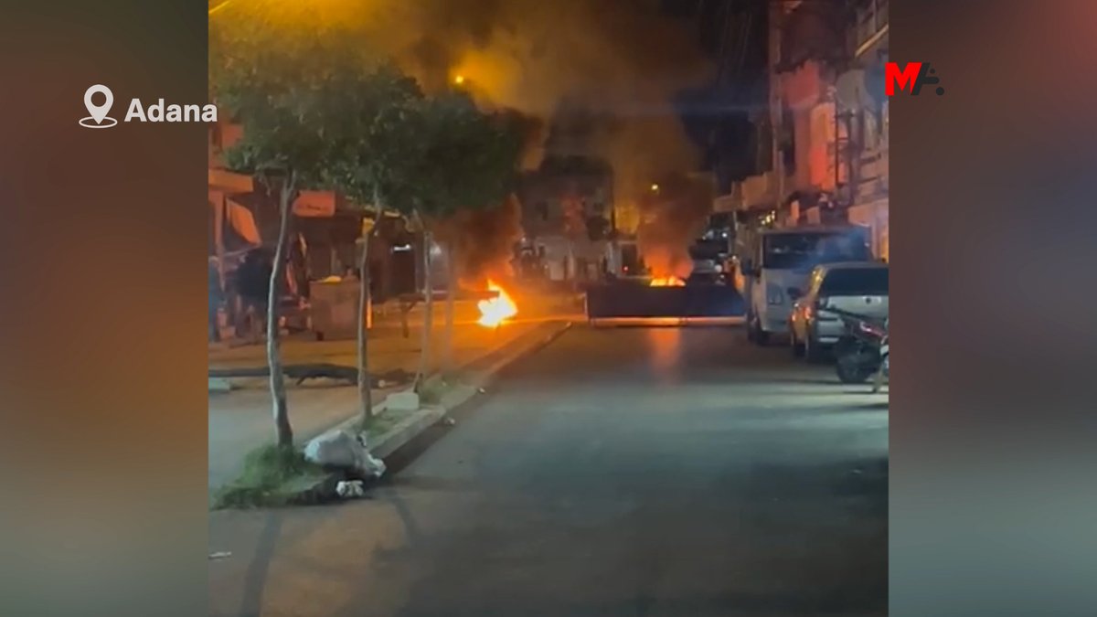 Adana'nın Seyhan ilçesine bağlı Barbaros Mahallesi'nde bir araya gelen gençler kayyım atamalarını protesto etti.