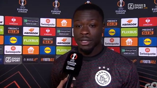 Ouderwetse 𝐤𝐞𝐭𝐜𝐡𝐮𝐩𝐟𝐥𝐞𝐬-𝐭𝐡𝐞𝐨𝐫𝐢𝐞 🥫 Brian Brobbey is blij met z'n 'doelpuntje' en twee assists, maar is de Ajax-spits nu ook écht los? 💭 🗣️ 'Ik heb wel even sorry gezegd tegen de keeper voor het harde schot.' #ZiggoSport #UEL #AJAMTA