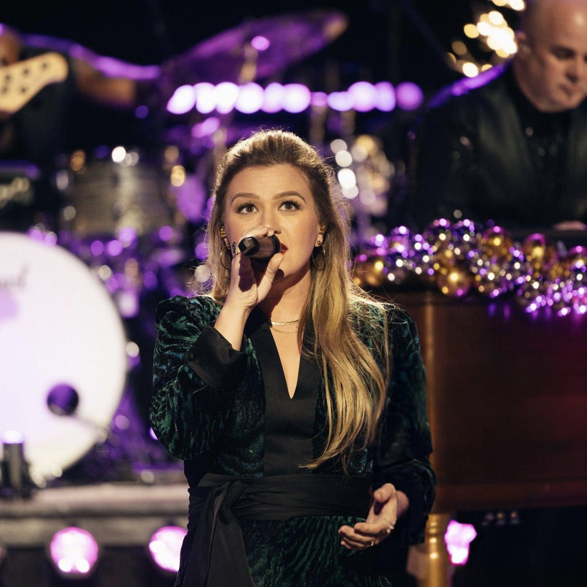 Kelly Clarkson performing ‘DJ Play a Christmas Song’, her new collaboration with Cher