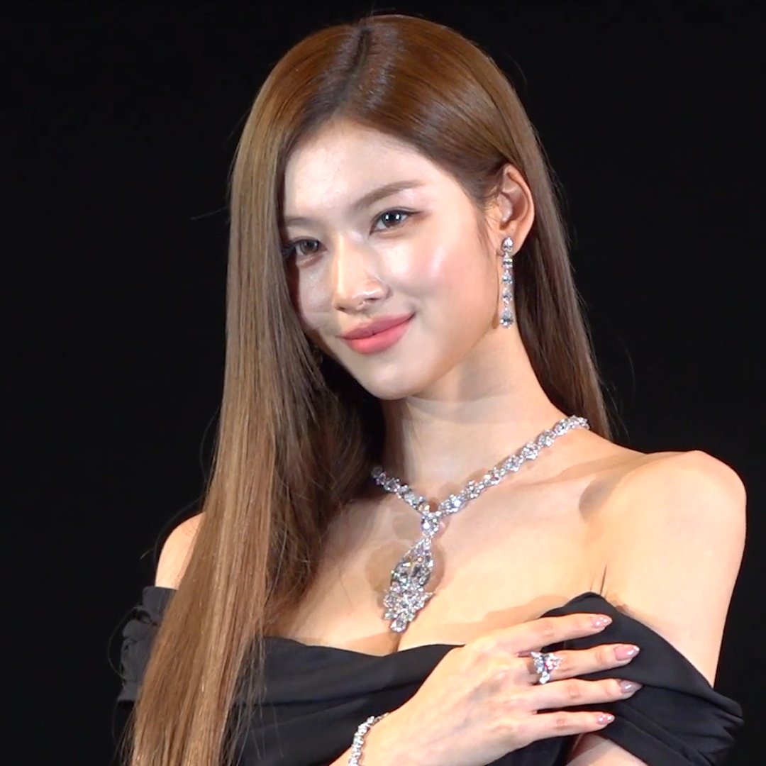 Sana looks gorgeous wearing jewelry worth $46 million USD at the Graff event 🫠