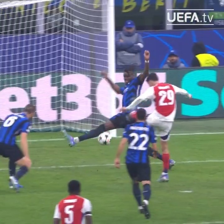 Vital defending 😳 👏 Yann Bisseck #UCL