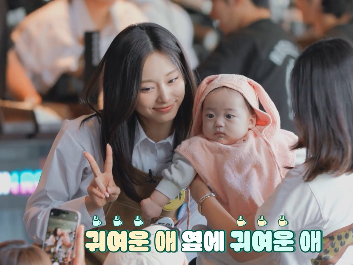 Baby Tzuyu posing with another baby