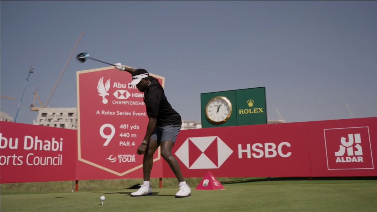 Snappy Gilmore challenges golfers to try his signature one-handed drive 😆🏌️